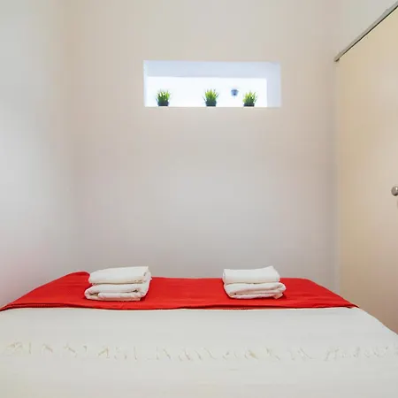 Апартаменты Apartment, Historic Charm & Cosy Living In Old Santana Hill Лиссабон